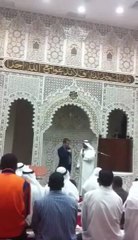 القنصل الفرنسي في الكويت يعل إسلامه في إحدى المساجد