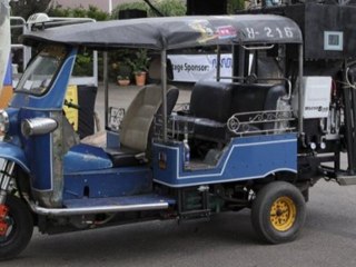 Voiture qui roule au caca d'animaux