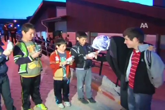 Çocuklarla güvercin uçurdu