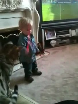 Kediden Çocuğa Uçan Tekme