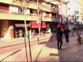 Enfrentamientos entre manifestantes y policía española por el recorte presupuestario.