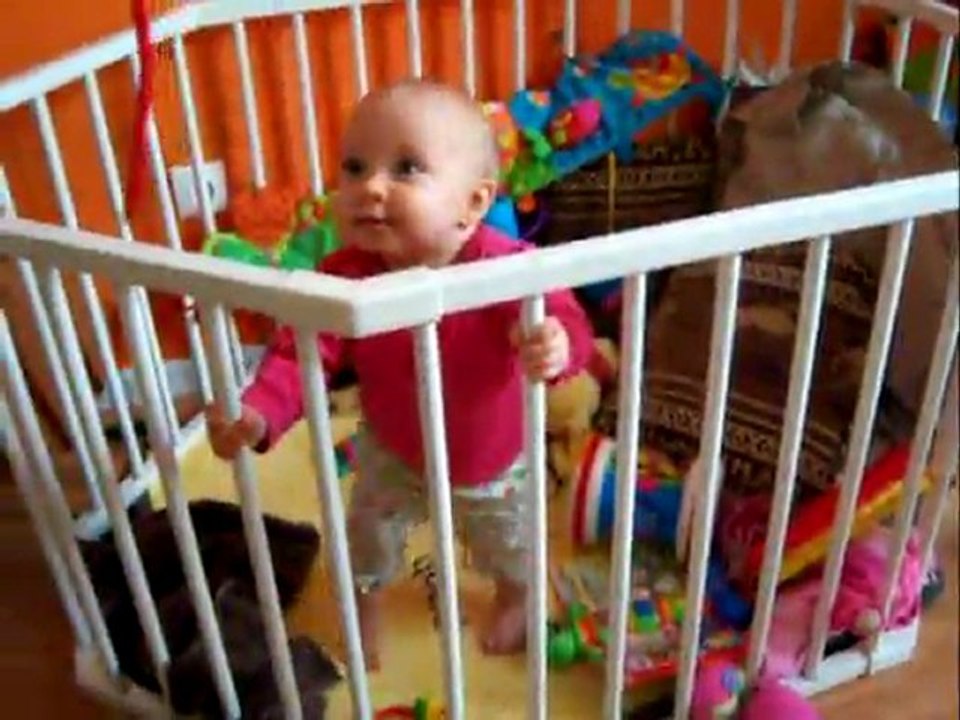 Emmie a 10 mois... hop, debout!