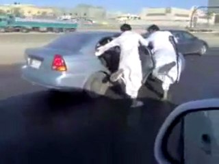 Faire du ski en sandale sur l'autoroute