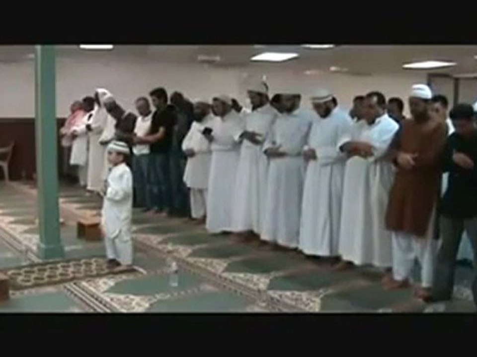 Belle récitation du Coran !! Un Enfant Imam