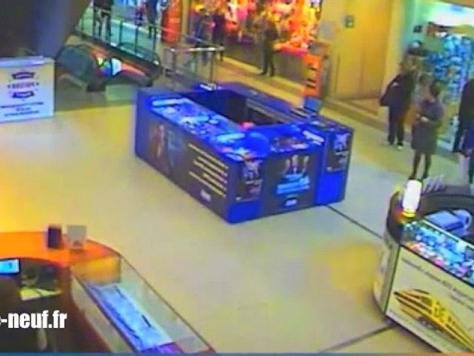 Ivre il chute d'un escalator