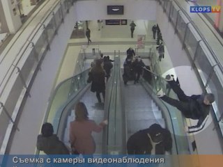Chute terrible du second étage en Russie