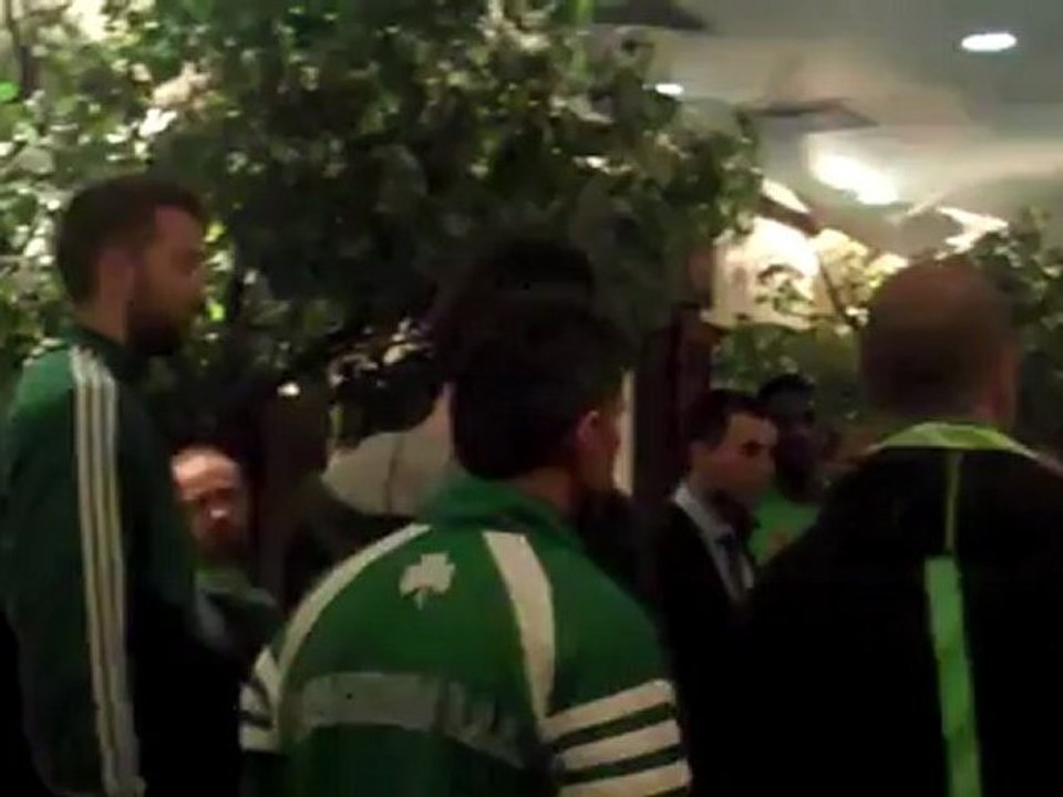 Οι παίκτες του Παναθηναϊκού στο ξενοδοχείο μετά το διπλό