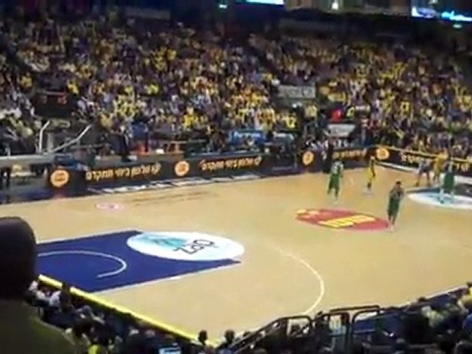 Τα γούρια των οπαδών της Μακάμπι