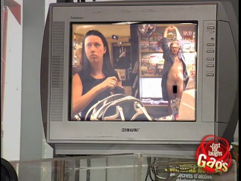 Homme nu dans la caméra de surveillance