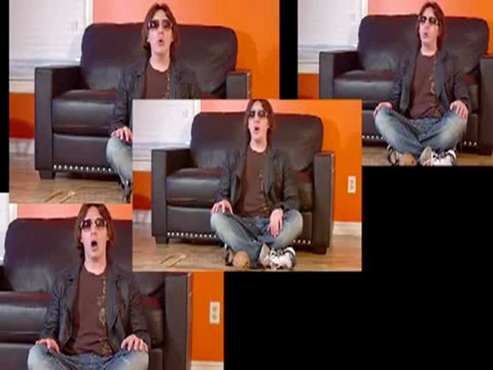 Il joue de la musique avec une noix de coco