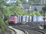 Züge beim nordwärtigen Ortseingang Neuwied am Rhein, BR294, 3x BR185, BR143, 2x BR425