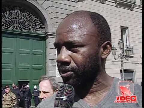 Napoli - Lo sgombero del mercatino multietnico (29.03.12)