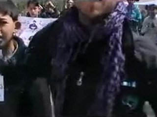 فري برس ادلب حاس ناشط يشرح اللافتات ويخاطب المعارضة 30 3 2012