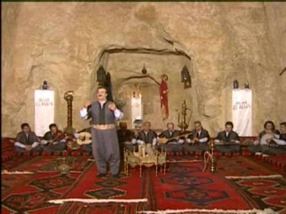 Çeşitli Sanatçılar - Kapının Önünde Önlük Dikiyor