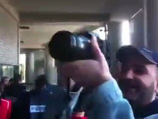 Ο κόσμος αποθεώνει τον Κέβιν Μιραλάς