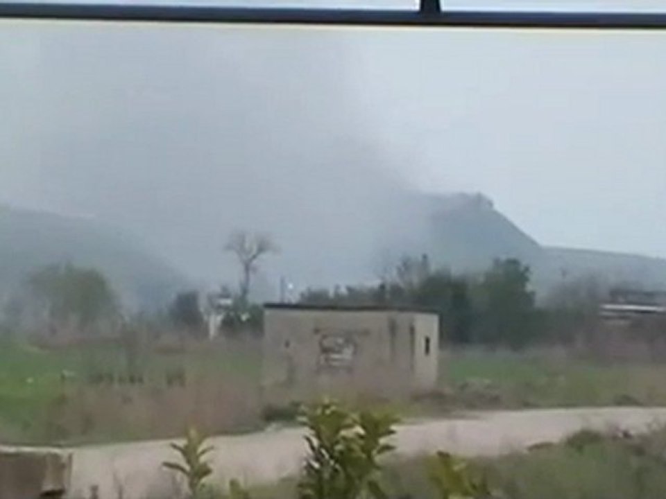 فري برس ريف حماه المحتل حرق القلعة الاثرية في قلعة المضيق واكثر من 400 منزل   القلعة تحترق 29 3 2012