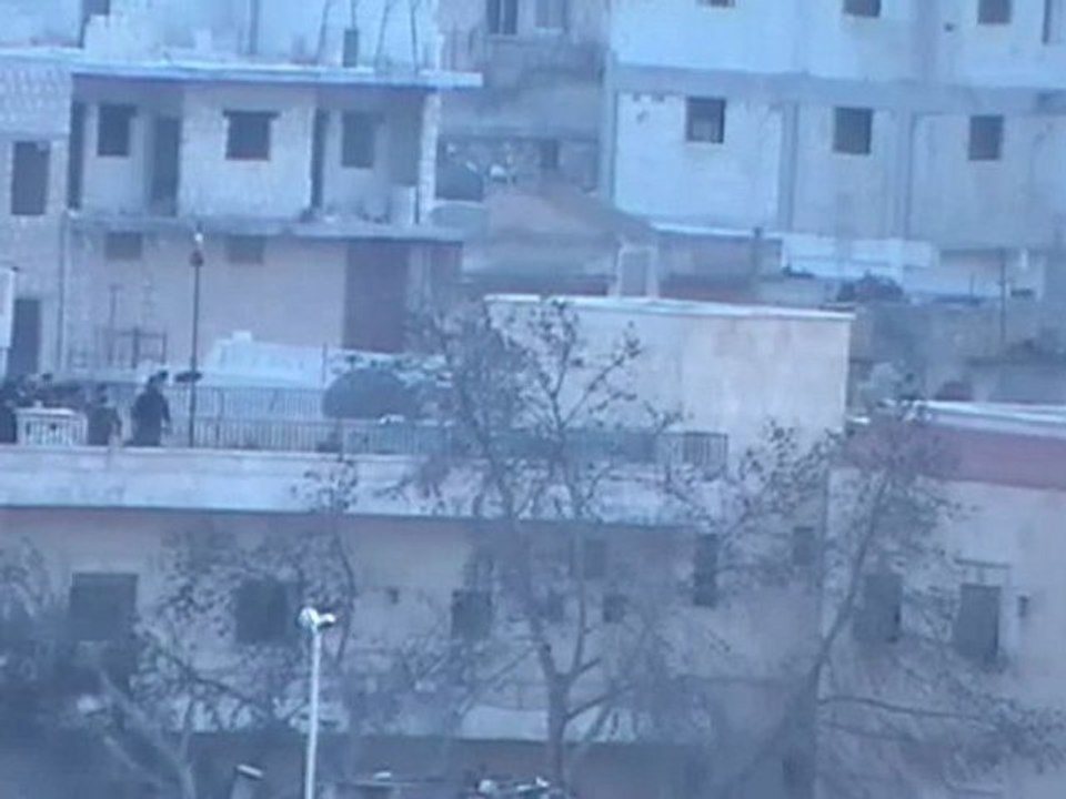 فري برس حلب الأتارب المحتلة   إطلاق النار بشكل عشوائي من قبل مليشيات الأسد  و انتشارهم على أسطح المباني 31 3 2012