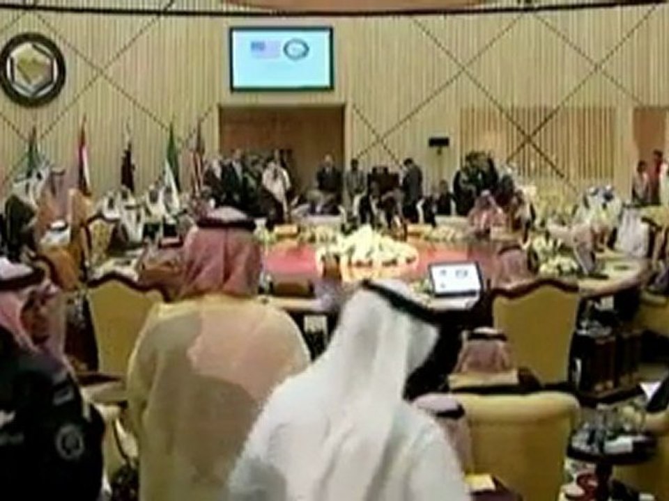 Clinton: Time limited for peaceful solution to Iran nuclear program