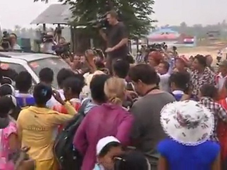 Suu Kyi tours polling station