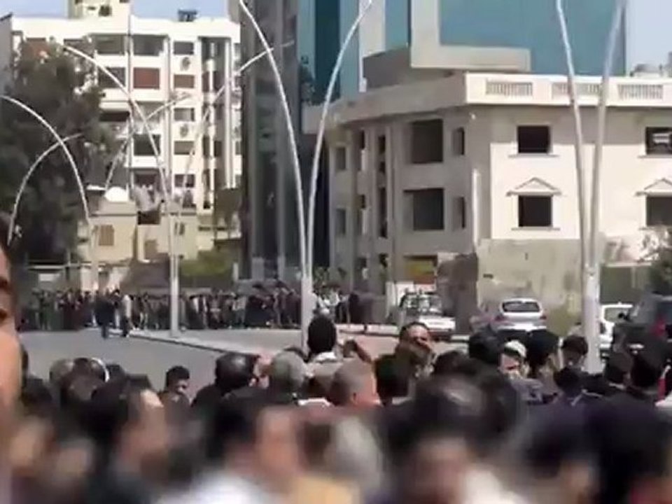 فري برس دمشق  كلاب الاسد في تشييع شهداء كفرسوسة 31 3 2012