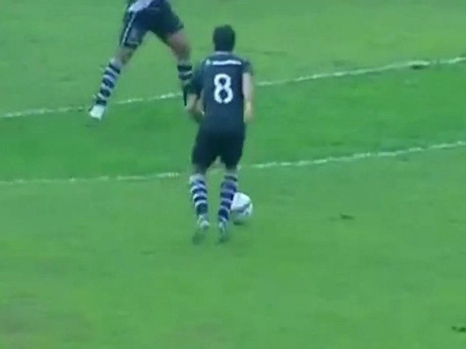 Juninho slalome, et marque du gauche !