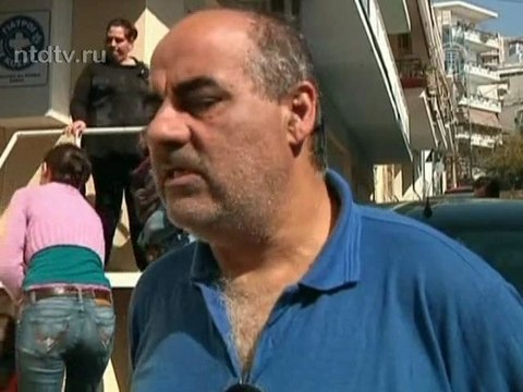 Голодные греки ждут гуманитарной помощи