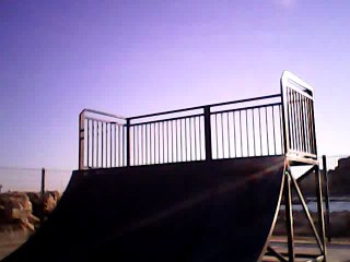 grind sur une courbe en skate.