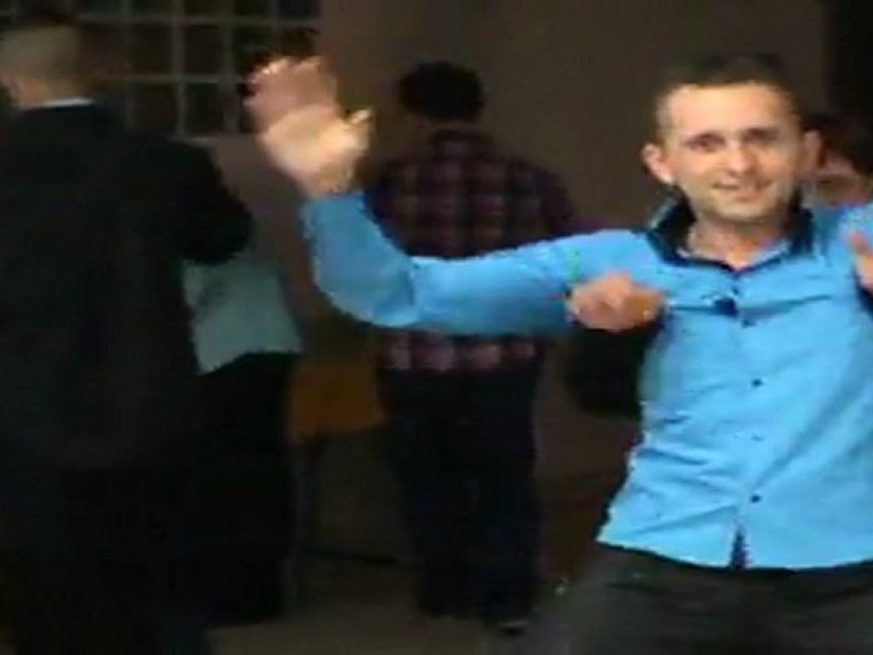 greg avec sa tante qui danse