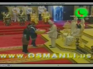 Malezya Kraliyet töreninde Şeyh Nazım Kıbrısi Hazretleri'ne verilen madalya