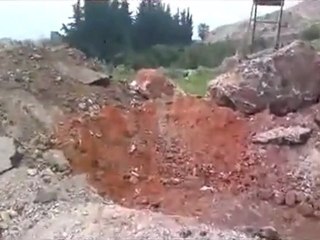 فري برس ريف حماه المحتل  قلعة المضيق كيفية تقطيع الاغنام بعد وضع الحواجز الترابية في قلعة المضيق   1 4 2012