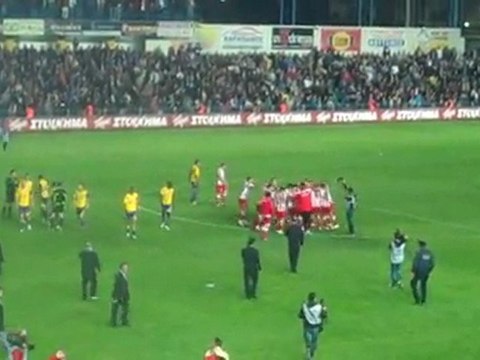 Πανηγύρια των παικτών του Ολυμπιακού μετά τη λήξη του αγώνα στο Αγρίνιο