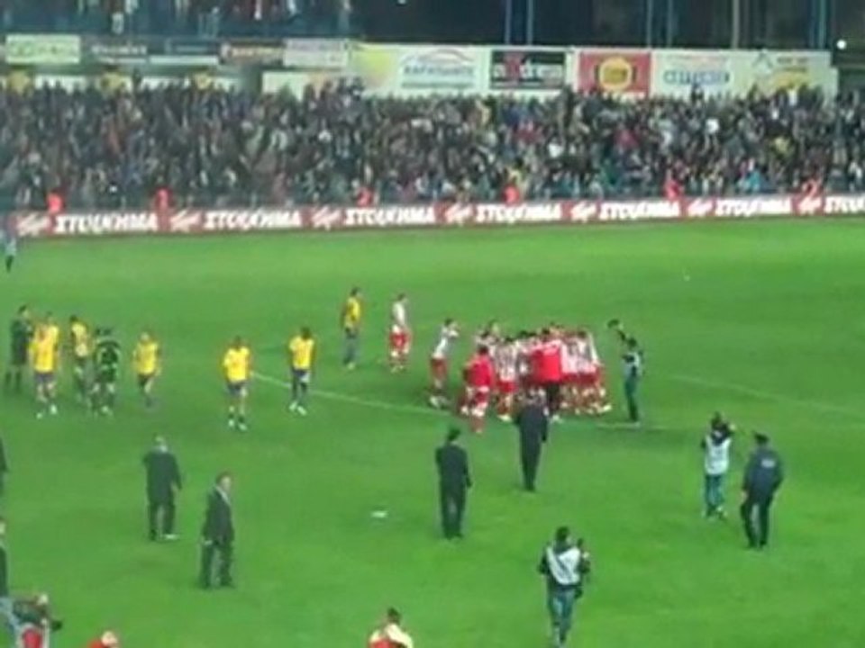 Πανηγύρια των παικτών του Ολυμπιακού μετά τη λήξη του αγώνα στο Αγρίνιο