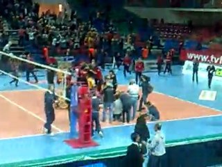 ŞEN taraftarların sevinç gösterileri 2 ... Galatasaray Bayan valeybol finali ALTINSET anları...