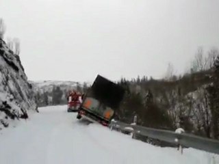 Un camion et une dépanneuse chute dans un ravin