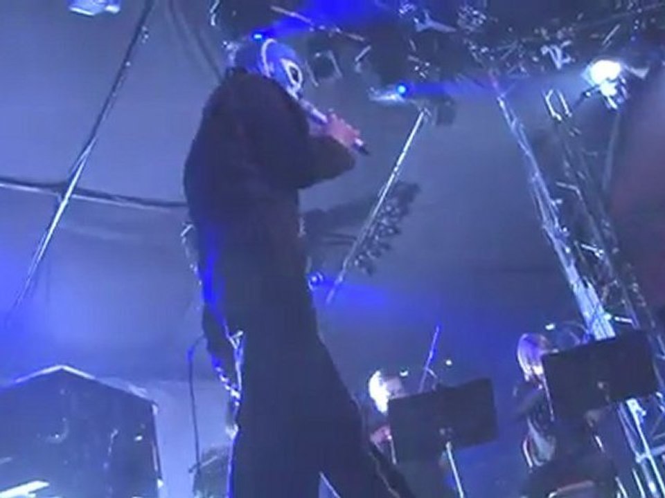 Cascadeur interprète "Walker" sur la scène du festival Chorus