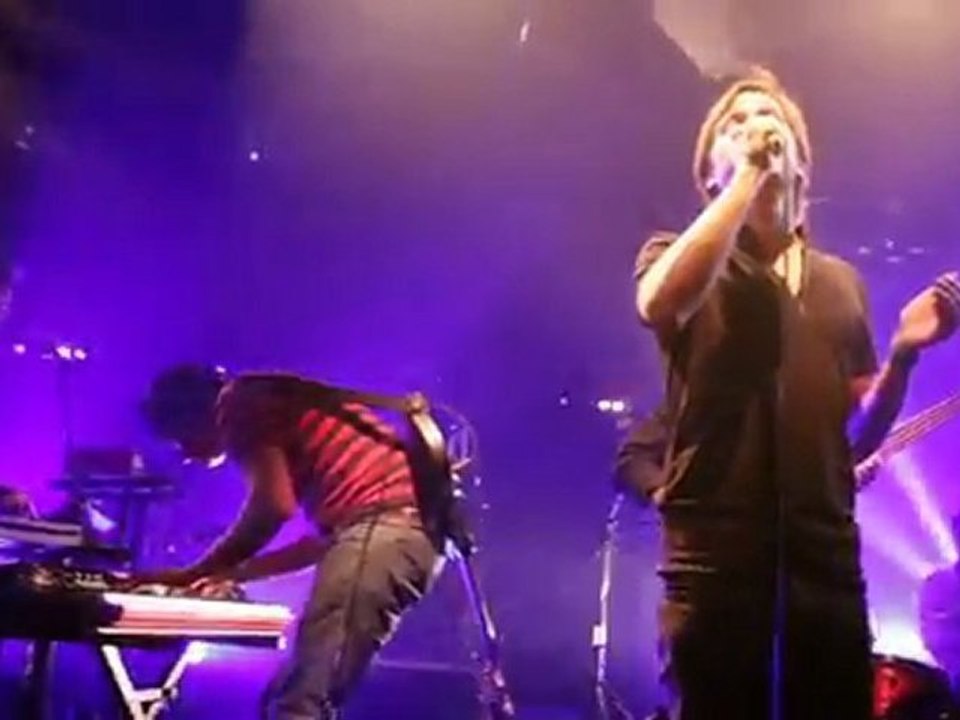 Sarah W Papsun en concert sur la scène du festival Chorus