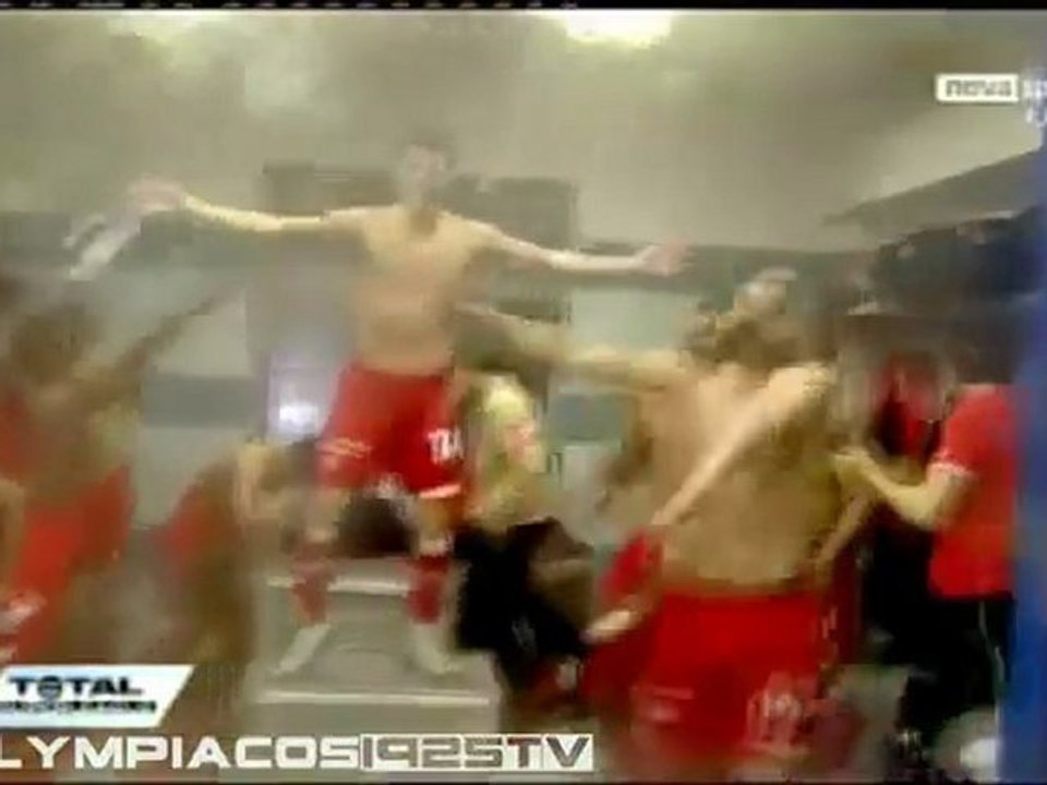 Πανηγυρισμοί Ολυμπιακού στα αποδυτήρια