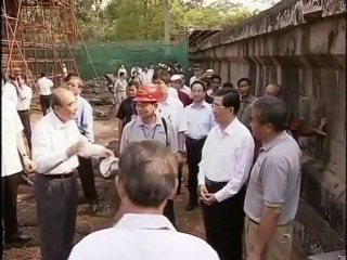 China's Hu visits Cambodia's Angkor Wat
