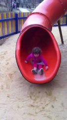 Nina fait du tobogan 2