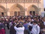 Flash mob sur le parvis de Notre-Dame pour “Hosanna dans la ville !”