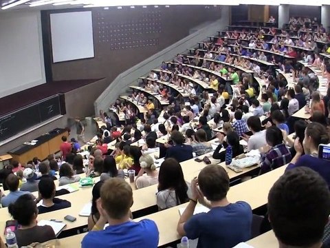 Zorro dans l'amphithéâtre interrompt le cours de Chimie