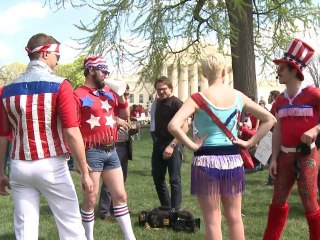 Video herunterladen: Steuern runter für Bartträger: Haarige Demo in Washington