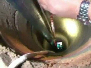 2-летнего ребенка вытаскивают из узкого колодца