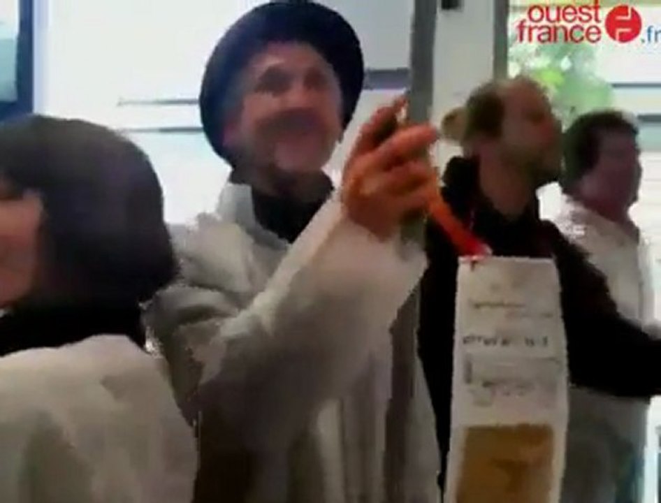 À Saint-Brieuc, les Indignés ont nettoyé les façades des banques