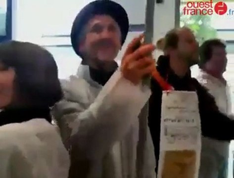 À Saint-Brieuc, les Indignés ont nettoyé les façades des banques