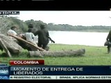 Imágenes de la entrega de los 10 uniformados por las FARC