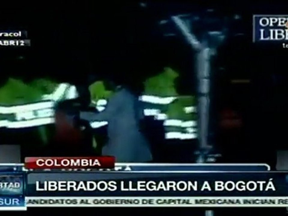 Liberados por las FARC llegan a la capital colombiana