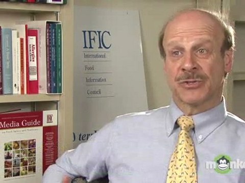 Who is at a greater risk of developing a food allergy?