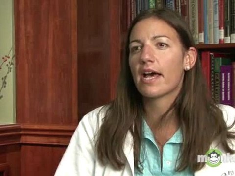 What are the most common signs and symptoms of sun damage to the eyes?