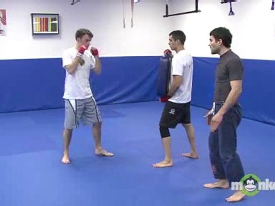 Muay Thai Kickboxing - How to Throw a Knee Strike